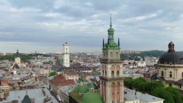 드론에서 아름다운 교회가 보인다 리비우 우크라이나 센터야 아름다운 — 비디오