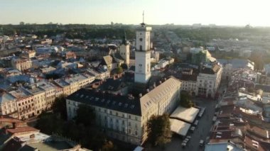 Lviv 'deki belediye binasının manzarası. Tarihi bir merkez. Güzel mimari.