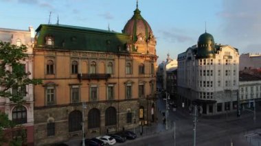 Şehrin sokaklarındaki insansız hava aracının görüntüsü. Lviv. Gün doğumu. Ukrayna. Mimari.