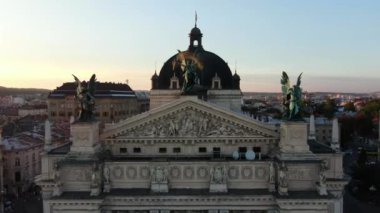 Lviv 'deki Opera ve Bale Tiyatrosu manzarası. Tarihi şehir merkezi. Gün batımı. Mimari.