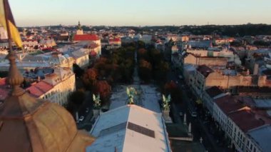 Lviv 'deki Opera ve Bale Tiyatrosu manzarası. Tarihi şehir merkezi. Gün batımı. Mimari.