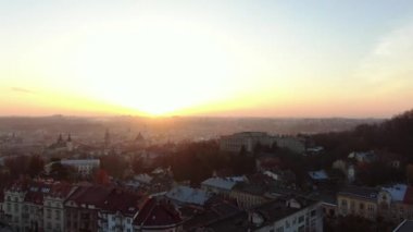Akşam şehrinin insansız hava aracı görüntüsü. Lviv. Ukrayna.