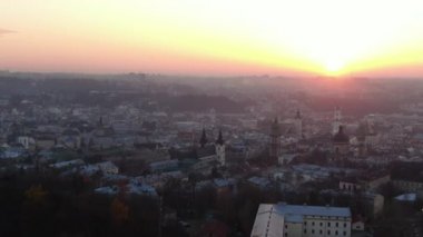 Akşam şehrinin insansız hava aracı görüntüsü. Lviv. Ukrayna.