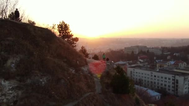 Pessoas Gostam Pôr Sol Lviv Uma Montanha Meio Cidade — Vídeo de Stock