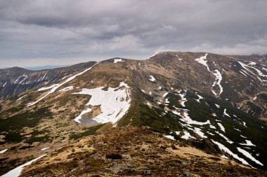 Baharda Ukrayna Karpatları 'nın güzel manzarası. Nesamovite Gölü 'ndeki Chornohora manzarası. Ukrayna 'da Barış