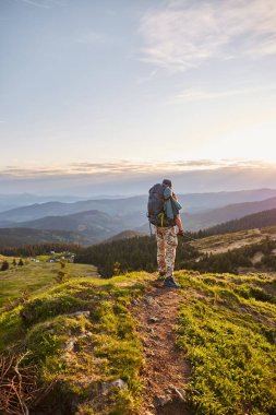 Baharda Ukrayna Karpatları 'nın güzel manzarası. Gün doğumu. Dağlarda yürüyüş yapan askeri bir adam. Chornohora manzarası. Ukrayna 'da Barış
