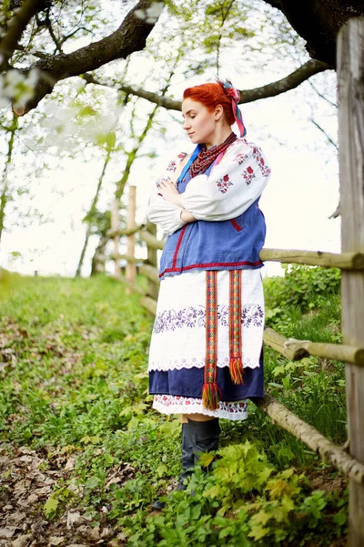 Mladá Žena Národním Ukrajinském Kostýmu Usmívající Mladá Dáma Tradičním Oblečení — Stock fotografie