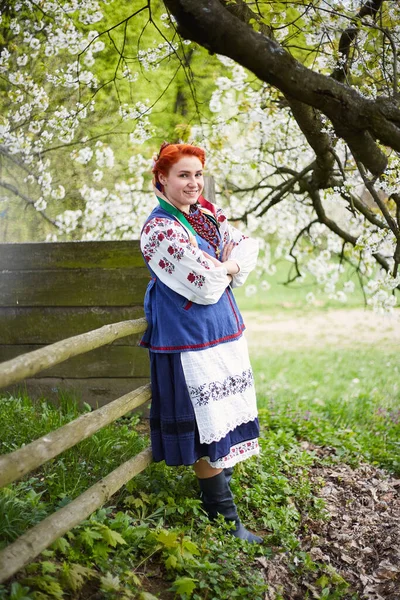 Jovem Mulher Traje Ucraniano Nacional Jovem Sorridente Roupas Tradicionais Fique — Fotografia de Stock