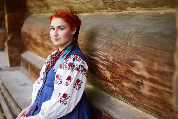 Fiatal Nemzeti Ukrán Jelmezben Mosolygó Fiatal Hölgy Hagyományos Ruhák Közelében — Stock Fotó
