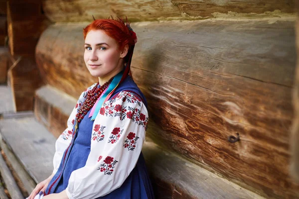 Jovem Mulher Traje Ucraniano Nacional Jovem Senhora Sorridente Roupas Tradicionais — Fotografia de Stock