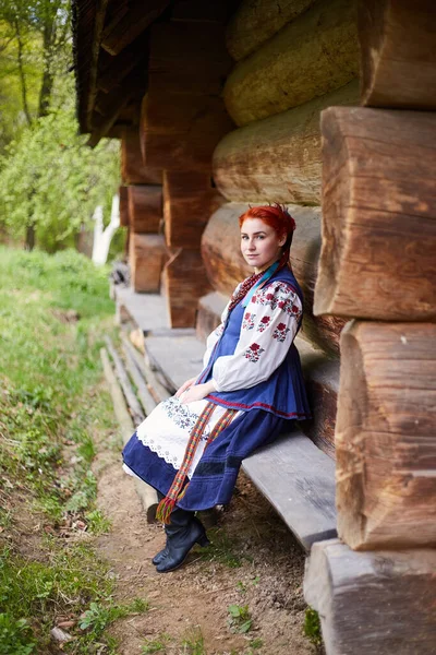 Junge Frau Ukrainischer Tracht Lächelnde Junge Frau Traditioneller Kleidung Der — Stockfoto