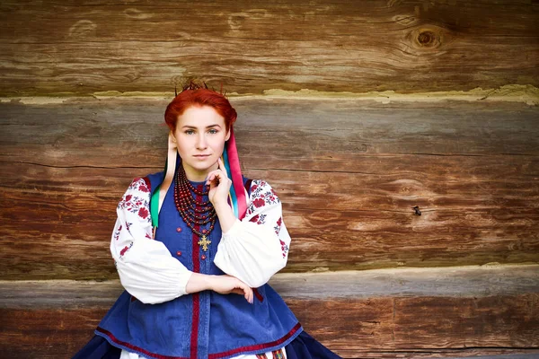 Jeune Femme Costume Ukrainien National Jeune Dame Souriante Dans Des — Photo