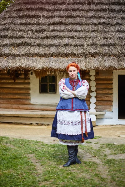 Mujer Joven Traje Ucraniano Nacional Jovencita Sonriente Ropa Tradicional Cerca — Foto de Stock