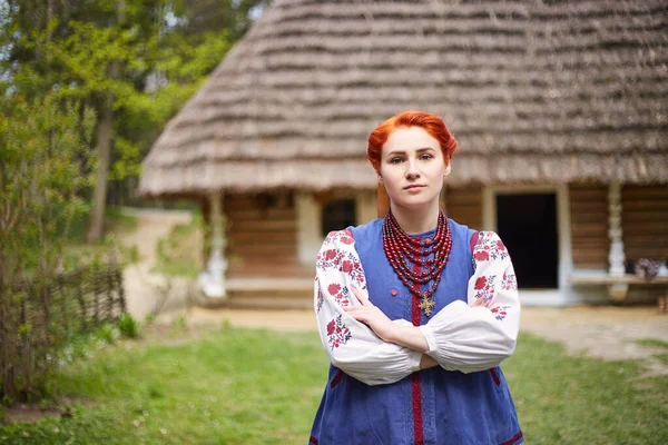 Jovem Mulher Traje Ucraniano Nacional Jovem Senhora Sorridente Roupas Tradicionais — Fotografia de Stock