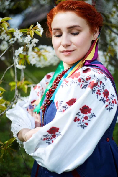 Jovem Mulher Traje Ucraniano Nacional Jovem Sorridente Roupas Tradicionais Fique — Fotografia de Stock