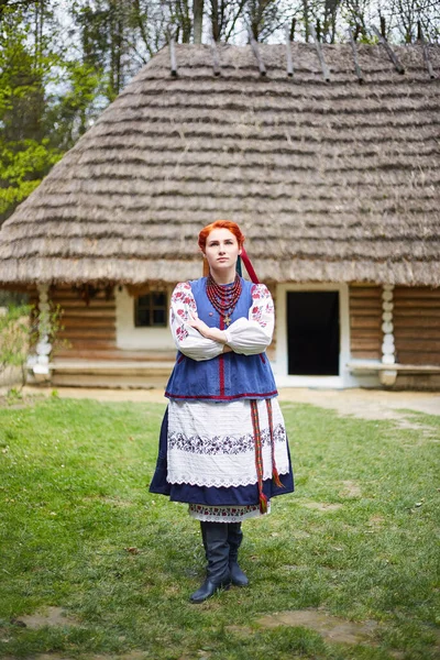 Jovem Mulher Traje Ucraniano Nacional Jovem Senhora Sorridente Roupas Tradicionais — Fotografia de Stock