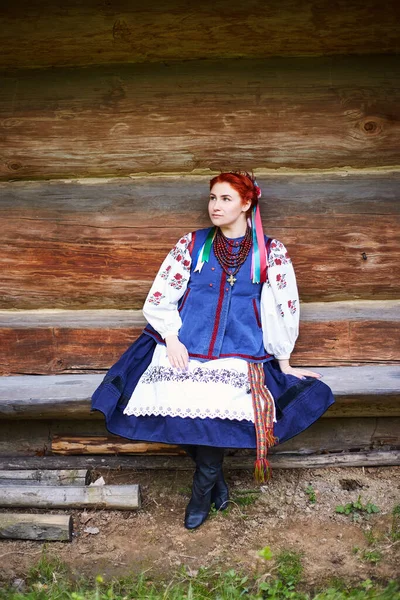우크라이나 의상을 전통적 아가씨가 근처에서 있습니다 우크라 이나의 — 스톡 사진