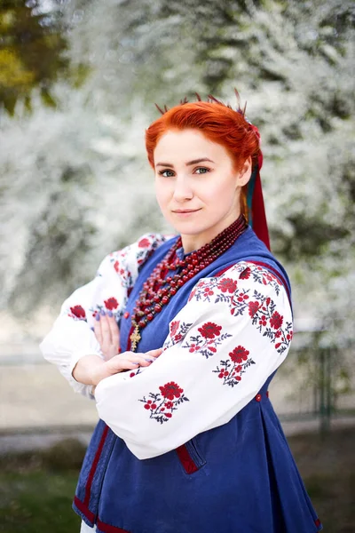 Jovem Mulher Traje Ucraniano Nacional Jovem Sorridente Roupas Tradicionais Fique — Fotografia de Stock