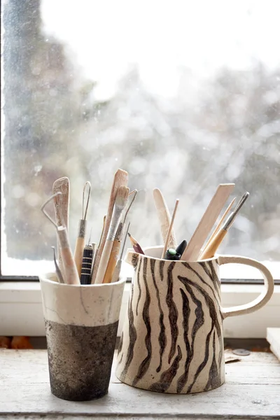 Bir seramikçinin çalışma masası. Clay atölyesi. Çömlek yapma süreci. Usta seramikçi onun stüdyosunda çalışıyor.