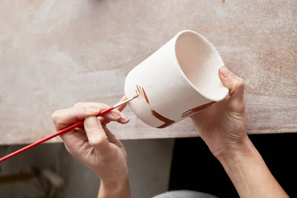 Ceramista Femenina Trabajando Estudio Cerámica Manos Ceramista Sucias Arcilla Proceso — Foto de Stock
