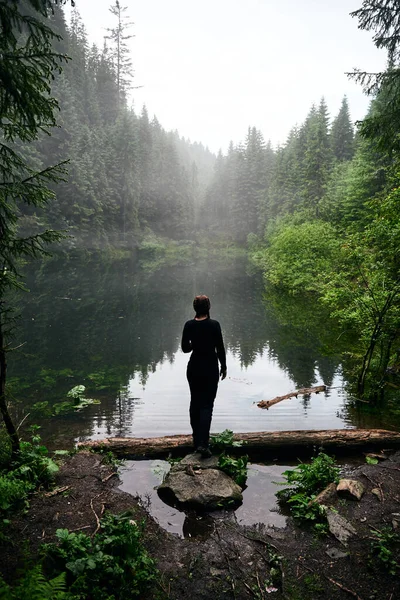 Krásná Ukrajinská Povaha Žena Stojící Lesním Jezeře Obklopená Borovicemi Karpaty — Stock fotografie