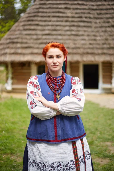 Mladá Žena Národním Ukrajinském Kostýmu Usmívající Mladá Dáma Tradičních Šatech — Stock fotografie