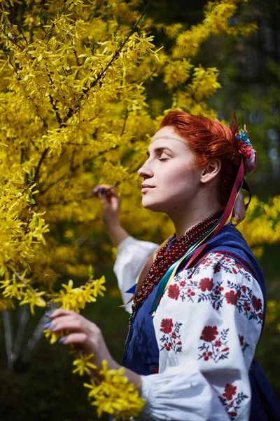 Молода Жінка Національному Українському Костюмі Усміхнена Молода Леді Традиційному Одязі — стокове фото