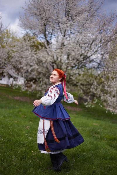 Jovem Mulher Traje Ucraniano Nacional Jovem Sorridente Roupas Tradicionais Dançando — Fotografia de Stock