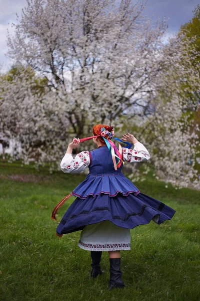 Jovem Mulher Traje Ucraniano Nacional Jovem Sorridente Roupas Tradicionais Dançando — Fotografia de Stock