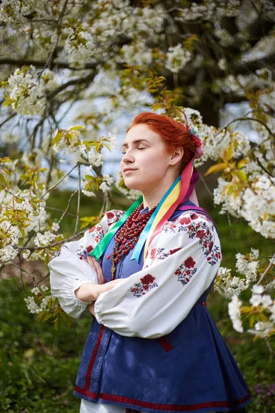Fiatal Nemzeti Ukrán Jelmezben Mosolygó Fiatal Hölgy Hagyományos Ruhák Maradj — Stock Fotó