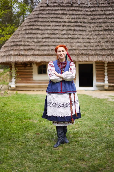 Mujer Joven Traje Ucraniano Nacional Jovencita Sonriente Ropa Tradicional Cerca Imagen De Stock