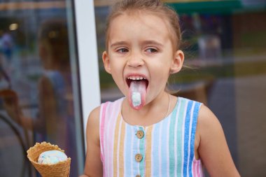 Lezzetli dondurma yiyen komik kız. Şehirde yazın tadını çıkarıyorum. Mutlu çocukluk