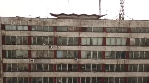 平和的なマリウポリ市内の景色 マリウポリ市の中心部にある行政ビルの空中ビュー上にウクライナの旗 — ストック動画