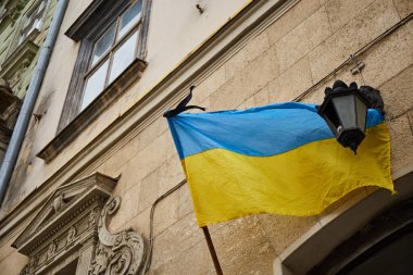 Şehirde Ukrayna bayrağı. Savaş sırasında Lviv