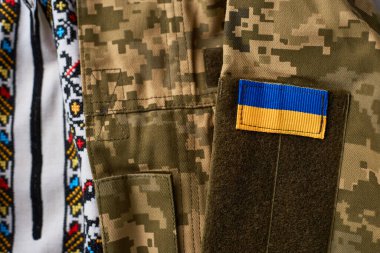 Ukrayna 'nın geleneksel kıyafetleri ve Ukrayna askerinin askeri üniforması. Özgür ruhlu Ukrayna Silahlı Kuvvetleri. Ülkemizi savun.