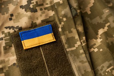 Ukrayna bayrağı ve Ukrayna askerinin askeri üniforması. Ukrayna Silahlı Kuvvetleri