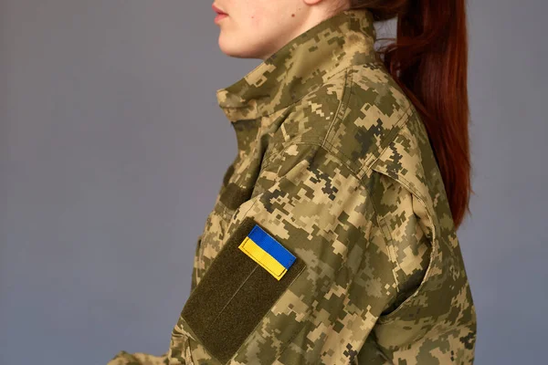 Askeri üniformalı Ukraynalı kadın vatanını savunmaya hazır. Ukrayna Silahlı Kuvvetleri
