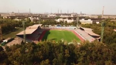Huzurlu Mariupol şehri manzarası. Futbol stadyumunun hava manzarası 