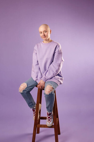 Молодая женщина, страдающая от рака смех улыбки позитивно относятся к будущему выздоровлению. Тысячелетняя женщина с бритой головой