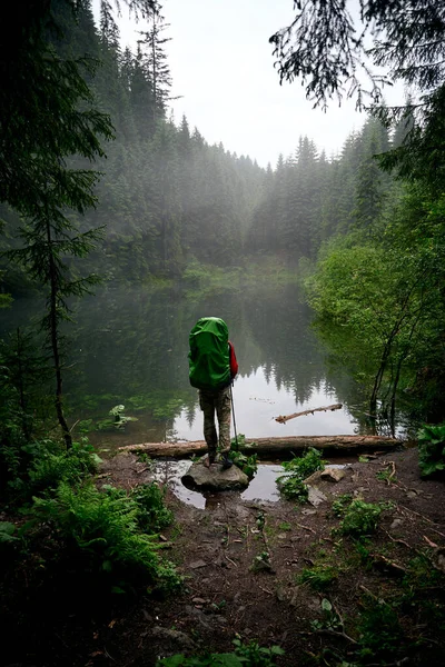 Schöne Ukrainische Natur Ein Touristenmann Steht Einem Waldsee Der Von — Stockfoto