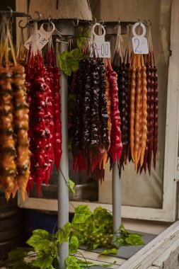 Çok renkli, nefis kiliseleri birbirine bağlayan güzel bir bağ. Eski Tiflis, Georgia Caddesi.