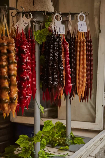 Çok renkli, nefis kiliseleri birbirine bağlayan güzel bir bağ. Eski Tiflis, Georgia Caddesi.