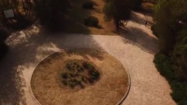 Huzurlu Mariupol şehri manzarası. Mariupol şehrindeki parkın havadan görüntüsü