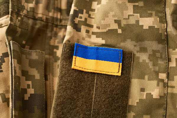 Флаг Украины и военная форма украинского солдата. Вооружённые силы Украины