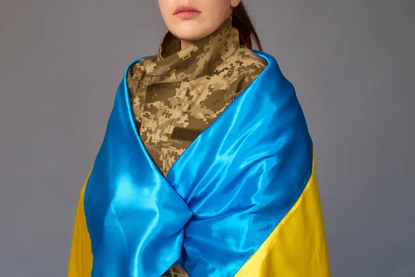 Ουκρανή Γυναίκα Στρατιωτική Στολή Έτοιμη Υπερασπιστεί Την Πατρίδα Της Ένοπλες — Φωτογραφία Αρχείου