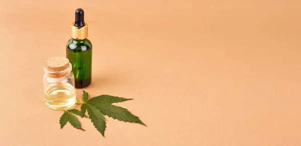 Ätherisches Cannabis Cbd Extrakt Tropfflasche Mit Cannabis Grünem Blatt Marihuana — Stockfoto