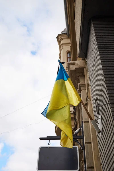 Şehir binasında Ukrayna bayrağı. Savaş sırasında Lviv