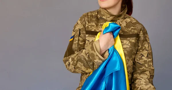 Askeri üniformalı Ukraynalı kadın vatanını savunmaya hazır. Ukrayna Silahlı Kuvvetleri