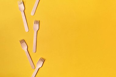 Sarı arka planda doğal çatallar. Sürdürülebilir yaşam tarzı konsepti. sıfır atık, plastiksiz, plastik kirliliğini durdurun.