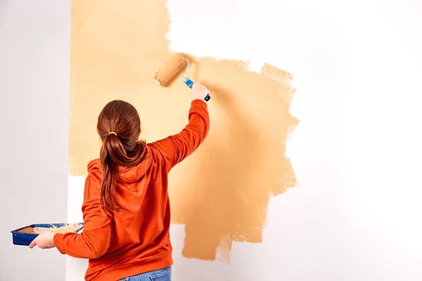 Smiling Caucasian Woman Painting Interior Wall Home Renovation Apartment Repair — Stockfoto